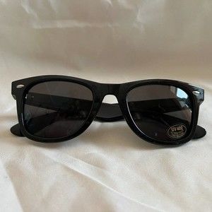 BLACK WAYFARER STYLE SUNGLASSES